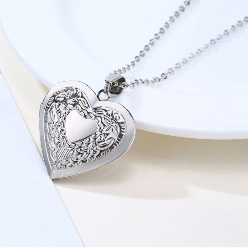 Female pendant necklace