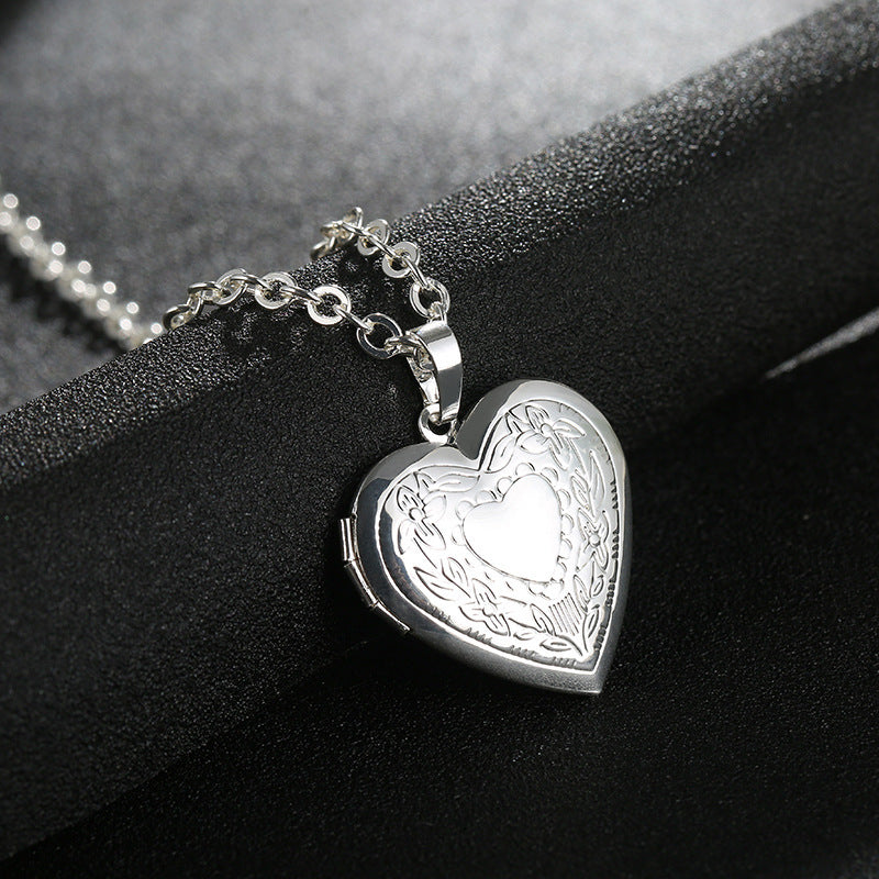 Female pendant necklace