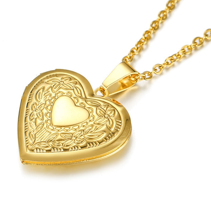 Female pendant necklace