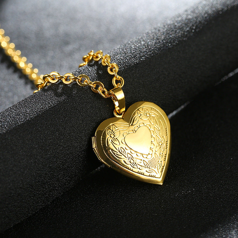Female pendant necklace